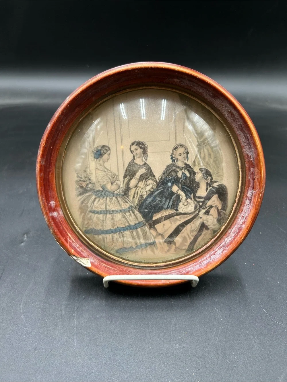 Victorian Ladies bubble glass Round Framed Print